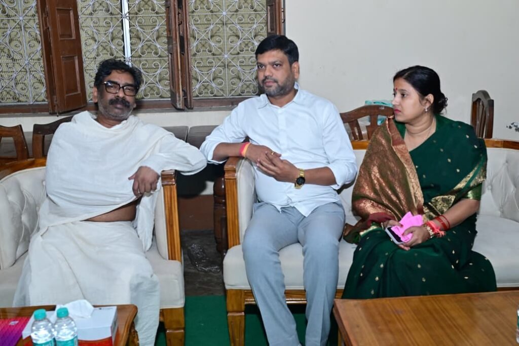 Jharkhand News: नेमरा पहुंचीं विधायक रागिनी सिंह और मेयर संजीव सिंह, रूपी सोरेन को दी श्रद्धांजलि
