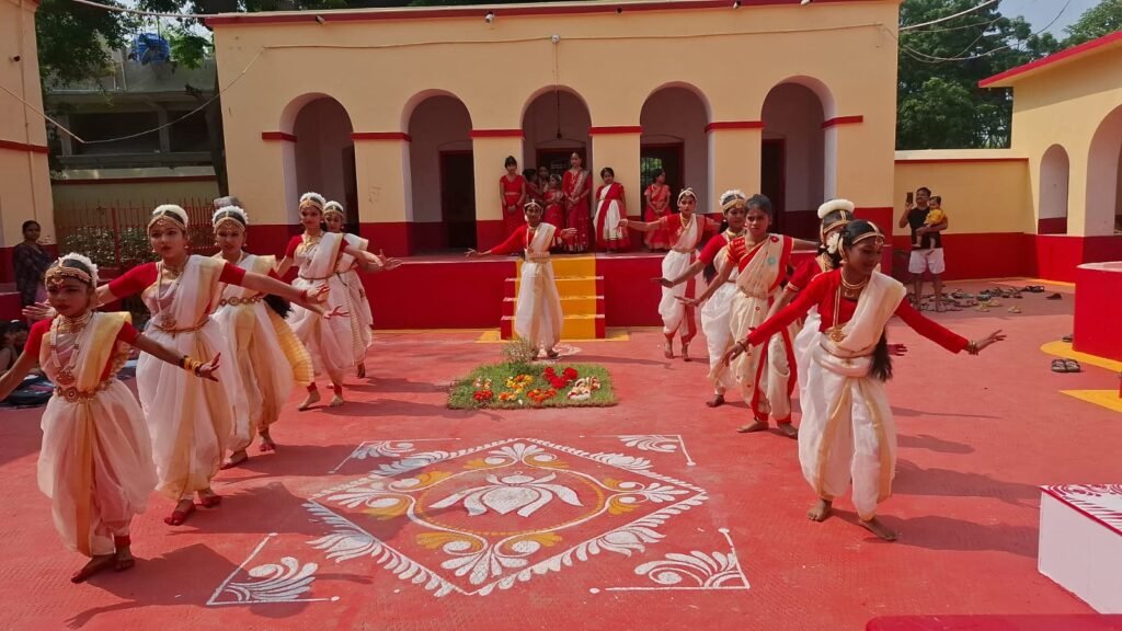 Pakur News: दुर्गापूजा पर बच्चों ने दिखाई प्रतिभा, माला बनाओ प्रतियोगिता में अनु मंडल रहीं प्रथम