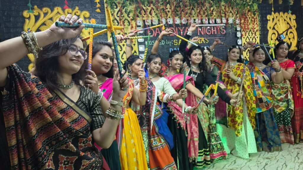 Dhanbad News: साधना डांस एंड ज़ुम्बा स्टूडियो की डांडिया नाइट में महिलाओं ने बिखेरा जलवा