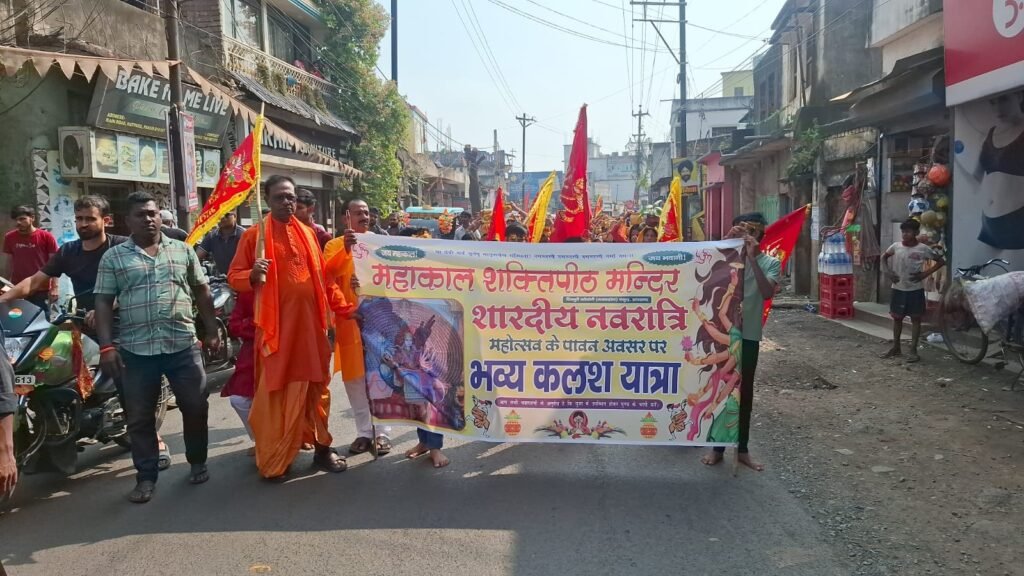 Pakur News: पाकुड़ में 108 कलशों के साथ निकली भव्य कलश यात्रा, सुरक्षा में मुस्तैद रही पुलिस