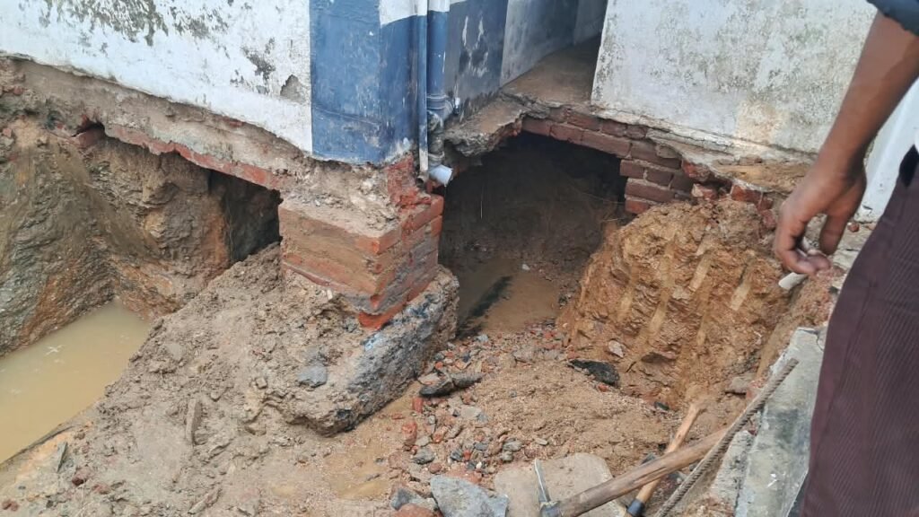 Dhanbad News: सिंदरी डिनोबली स्कूल की बुनियाद के नीचे फटा पानी का पाइप, रोडाबांध-मनोहरटांड़ में जलापूर्ति ठप