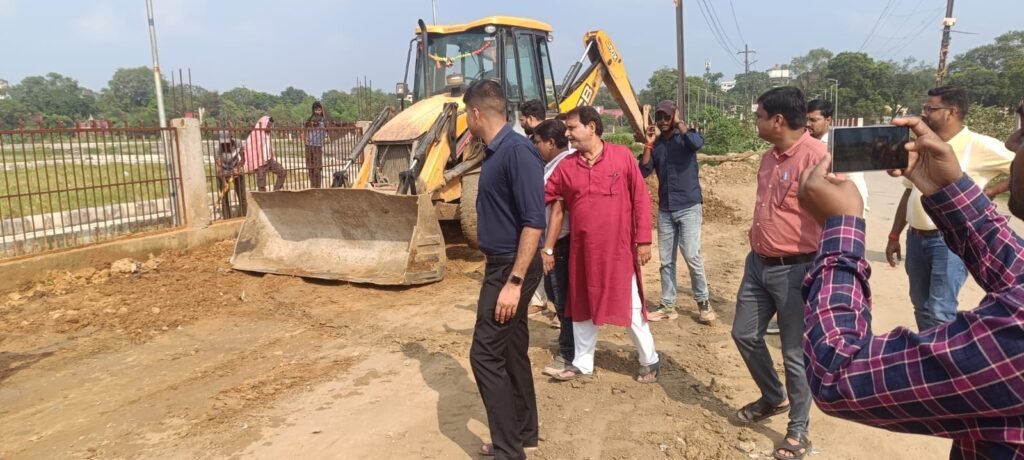 दुर्गापूजा से पहले पंपू और राजा तालाब का निरीक्षण, सफाई व रोशनी दुरुस्त करने का निर्देश