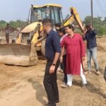 दुर्गापूजा से पहले पंपू और राजा तालाब का निरीक्षण, सफाई व रोशनी दुरुस्त करने का निर्देश