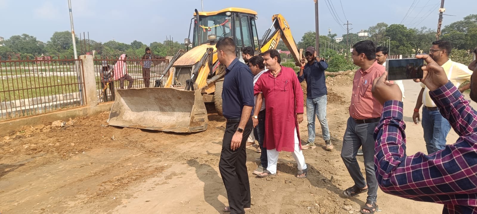 दुर्गापूजा से पहले पंपू और राजा तालाब का निरीक्षण, सफाई व रोशनी दुरुस्त करने का निर्देश