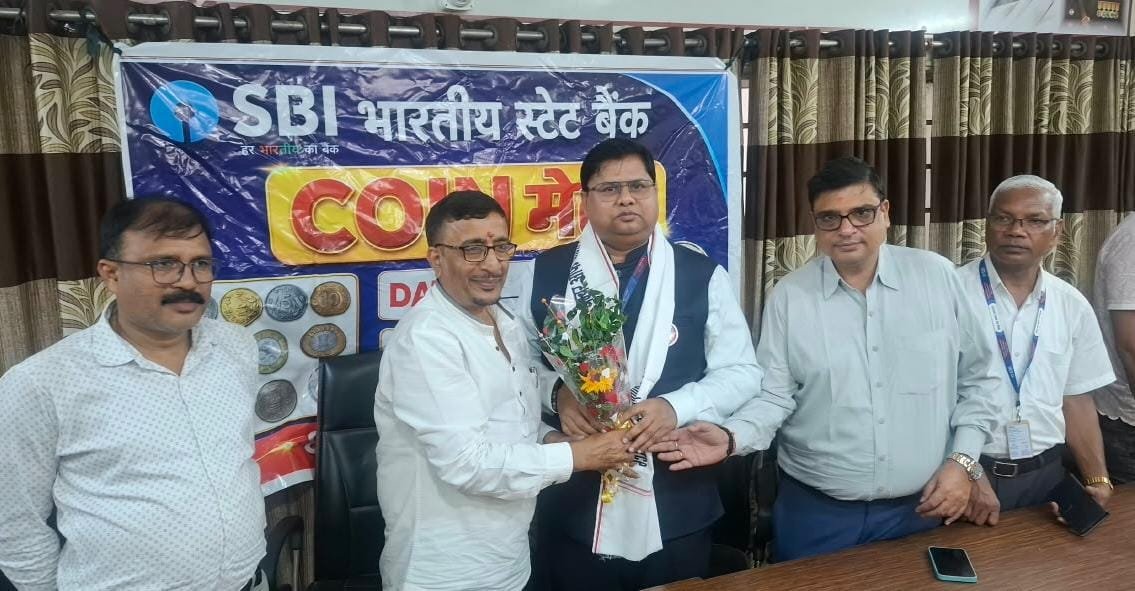 धनबाद में SBI और बैंक मोड़ चैंबर की पहल, करीब 175 व्यापारियों के बीच बांटे आठ लाख रुपये के सिक्के