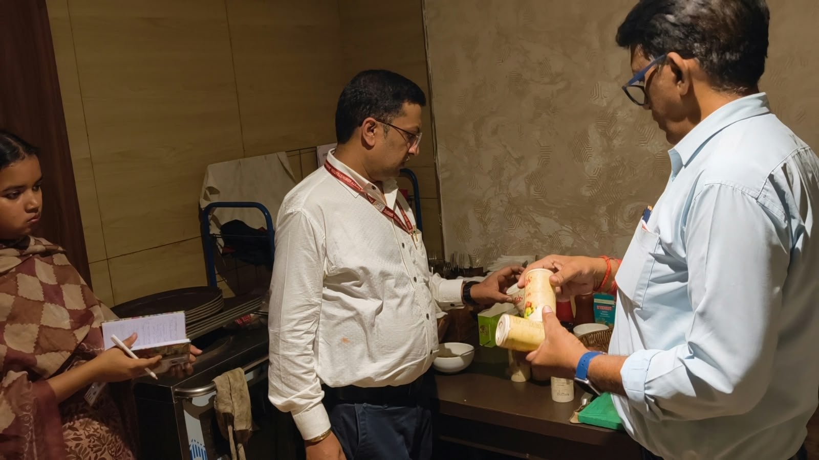 धनबाद में NH-19 किनारे 17 होटलों की जांच, मिलावटी हल्दी और एक्सपायर्ड खाद्य पदार्थ मिलने पर नोटिस