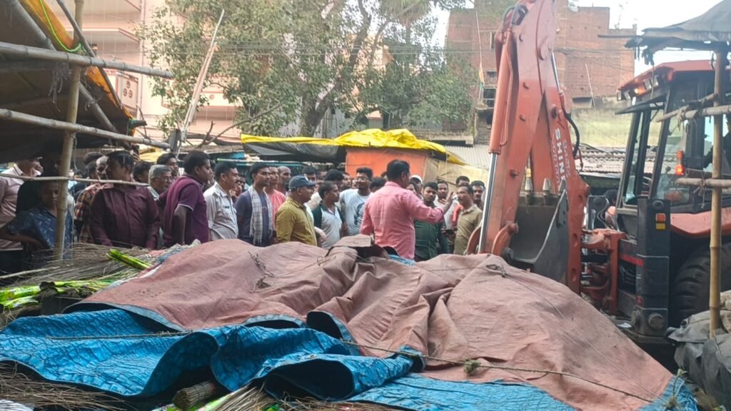 Jharia Encroachment Drive: दुर्गापूजा से पहले झरिया में निगम की कार्रवाई, दुकानदारों पर जुर्माना; अतिक्रमण हटाने से मचा हड़कंप