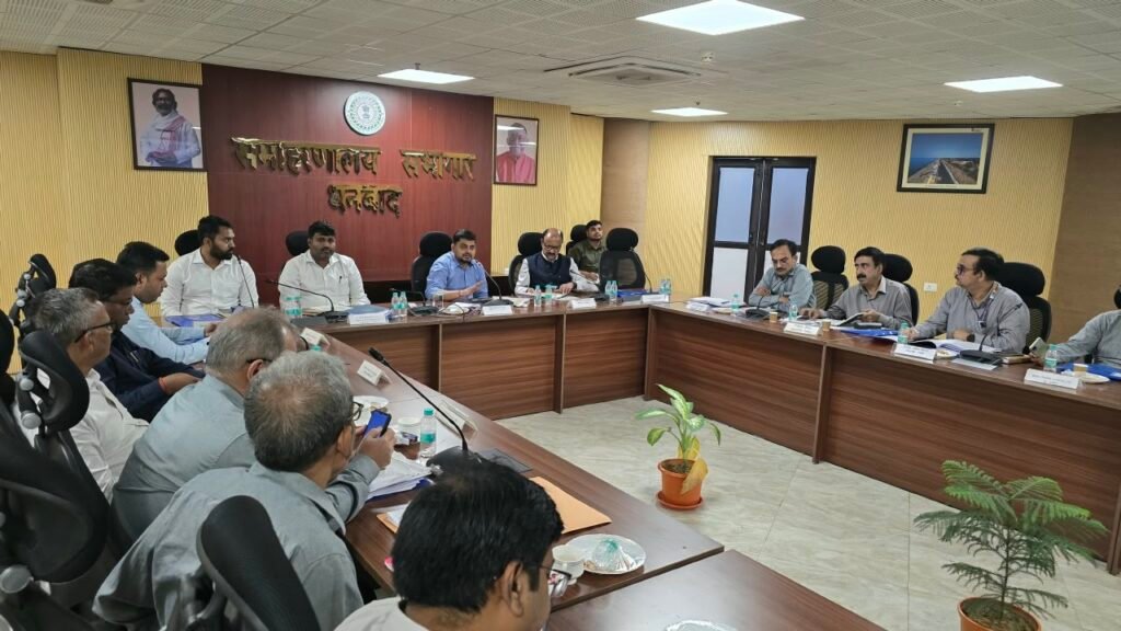Dhanbad News: बेलगड़िया टाउनशिप में आवास की खामियां दूर करने के लिए ठेकेदार को एक माह का अल्टीमेटम, ब्लैकलिस्ट करने की चेतावनी