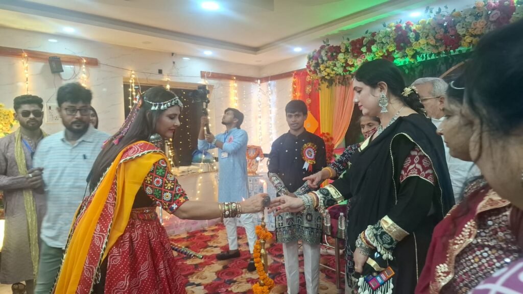 Pakur Dandiya Night: पाकुड़ में डांडिया की धूम, मां दुर्गा की आराधना के बाद महिलाओं ने किया जमकर नृत्य