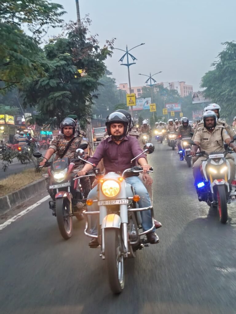 दुर्गा पूजा को लेकर धनबाद में मेगा फ्लैग मार्च, डीसी आदित्य रंजन ने लिया सुरक्षा व्यवस्था का जायजा