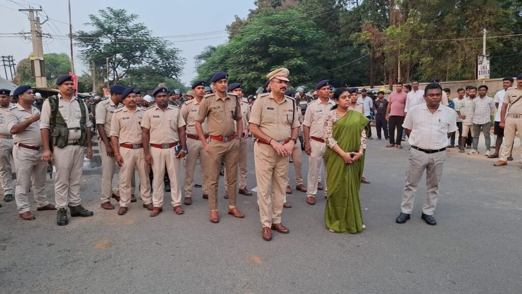 पाकुड़ में दुर्गा पूजा से पहले पुलिस अलर्ट, दंगा निरोधक मॉक ड्रिल के बाद शहर में फ्लैग मार्च