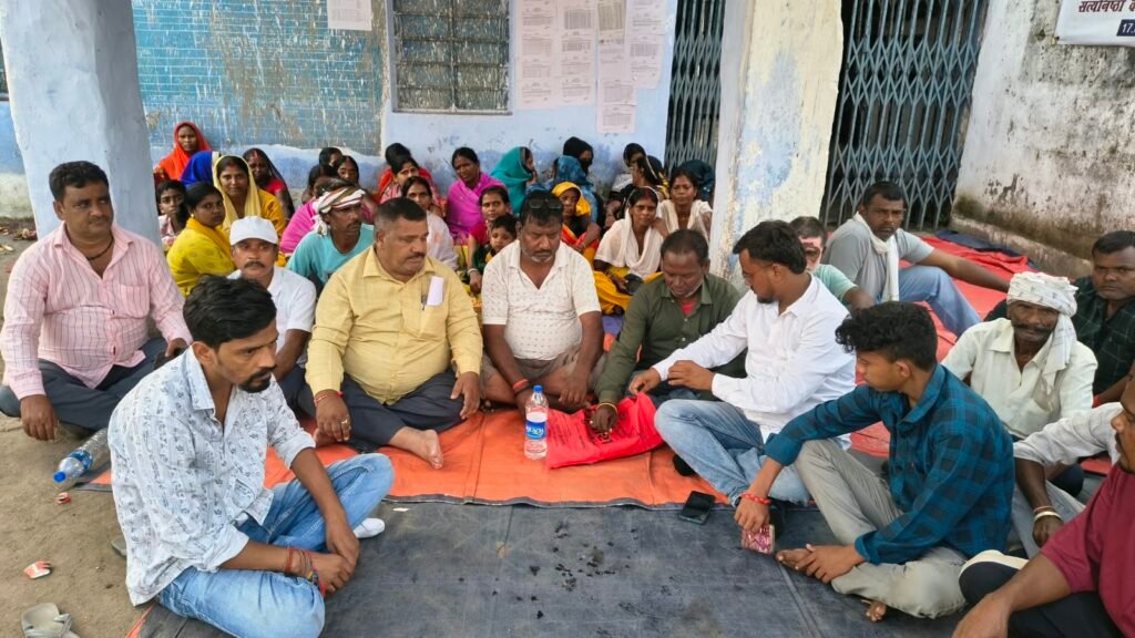 क्वार्टर मिला, आवंटन पत्र नहीं! BCCL कार्यालय में विस्थापितों का धरना, जांच की मांग