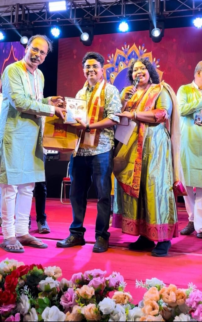 कोलकाता में सम्मानित हुए धनबाद के सुमित सरकार, लगातार चौथे साल दुर्गा पूजा से जुड़ा नाम