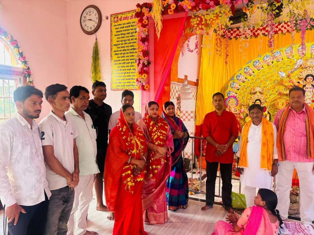 धनबाद: बरवाअड्डा के यादवपुर पूजा पंडाल पहुंचीं जिला परिषद अध्यक्ष शारदा सिंह, मां दुर्गा से की सुख-समृद्धि की कामना