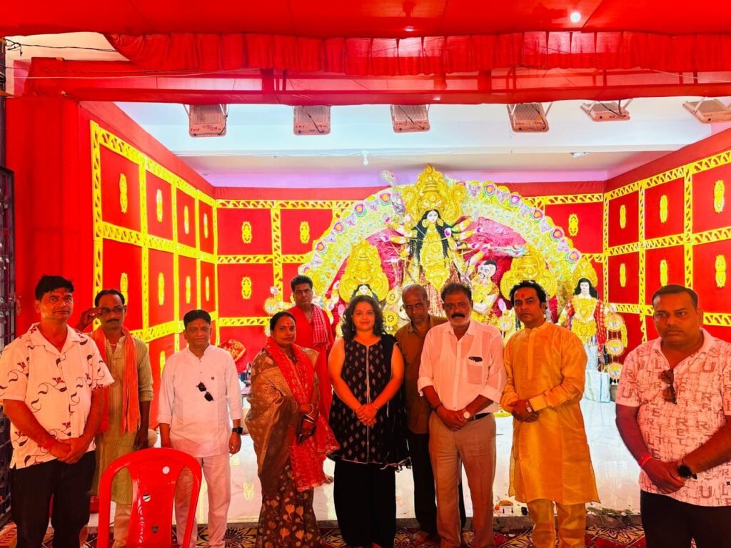 Dhanbad News: दुर्गा अष्टमी पर पुराना स्टेशन पूजा पंडाल पहुंचीं शारदा सिंह, मां महागौरी से की खुशहाली की कामना