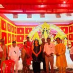 Dhanbad News: दुर्गा अष्टमी पर पुराना स्टेशन पूजा पंडाल पहुंचीं शारदा सिंह, मां महागौरी से की खुशहाली की कामना