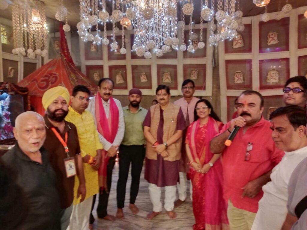 Dhanbad News: दुर्गा पूजा के रंग में रंगा धनबाद, विधायक राज सिन्हा ने कई पंडालों में किए मां दुर्गा के दर्शन