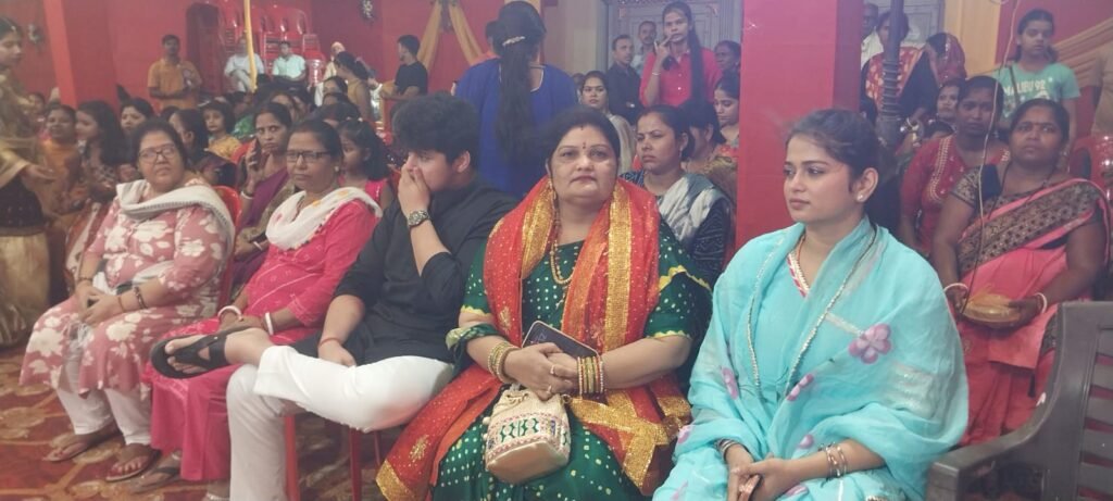 Dhanbad News: भुईफोड़ में गरबा-डांडिया महोत्सव की धूम, जया सिंह ने किया शुभ उद्घाटन