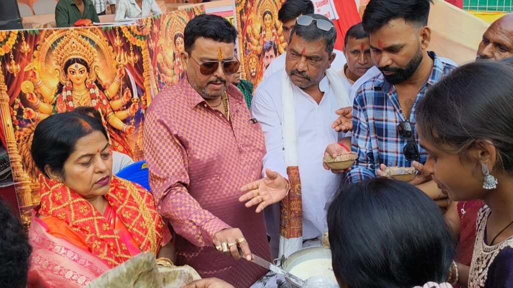Dhanbad News: न्यू स्टेशन रेलवे कॉलोनी के दुर्गा पूजा पंडाल में उमड़ी भीड़, रेनू सिंह ने बांटा प्रसाद