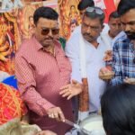 Dhanbad News: न्यू स्टेशन रेलवे कॉलोनी के दुर्गा पूजा पंडाल में उमड़ी भीड़, रेनू सिंह ने बांटा प्रसाद