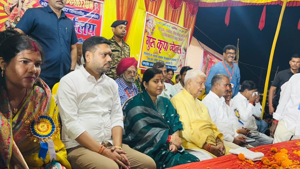 Dhanbad News: पाथरडीह में रावण दहन समारोह में पहुंचे मेयर संजीव सिंह और विधायक रागिनी सिंह, हाई मास्ट लाइट का उद्घाटन
