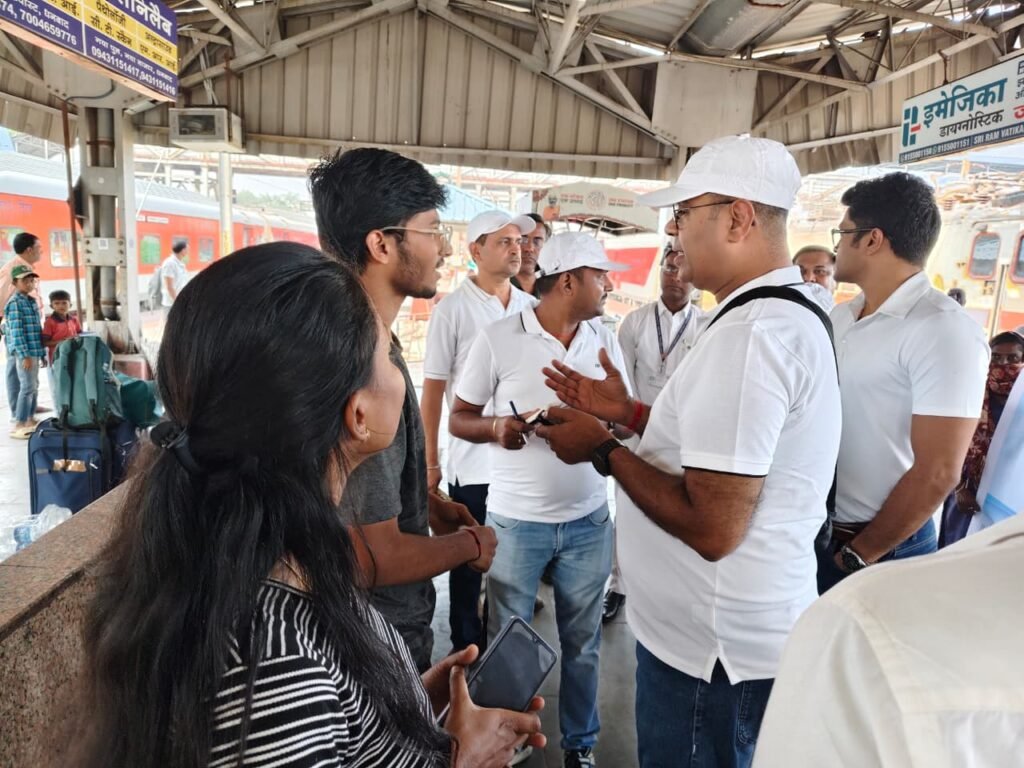 Dhanbad News: धनबाद मंडल के 103 रेलवे स्टेशनों पर रेल जन संवाद, DRM अखिलेश मिश्र ने यात्रियों से लिया फीडबैक