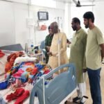 Dhanbad News: आग से झुलसी महिला से मिलने SNMMCH पहुंचे पूर्व विधायक आनंद महतो, परिवार को दी आर्थिक मदद