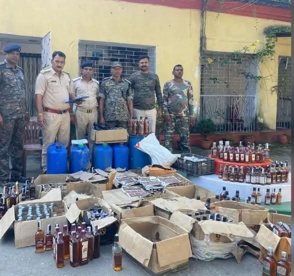 धनबाद में दीपावली से पहले बड़ी कार्रवाई, सरकारी क्वार्टर से 40 लीटर स्पिरिट और 550 शराब के लेबल बरामद