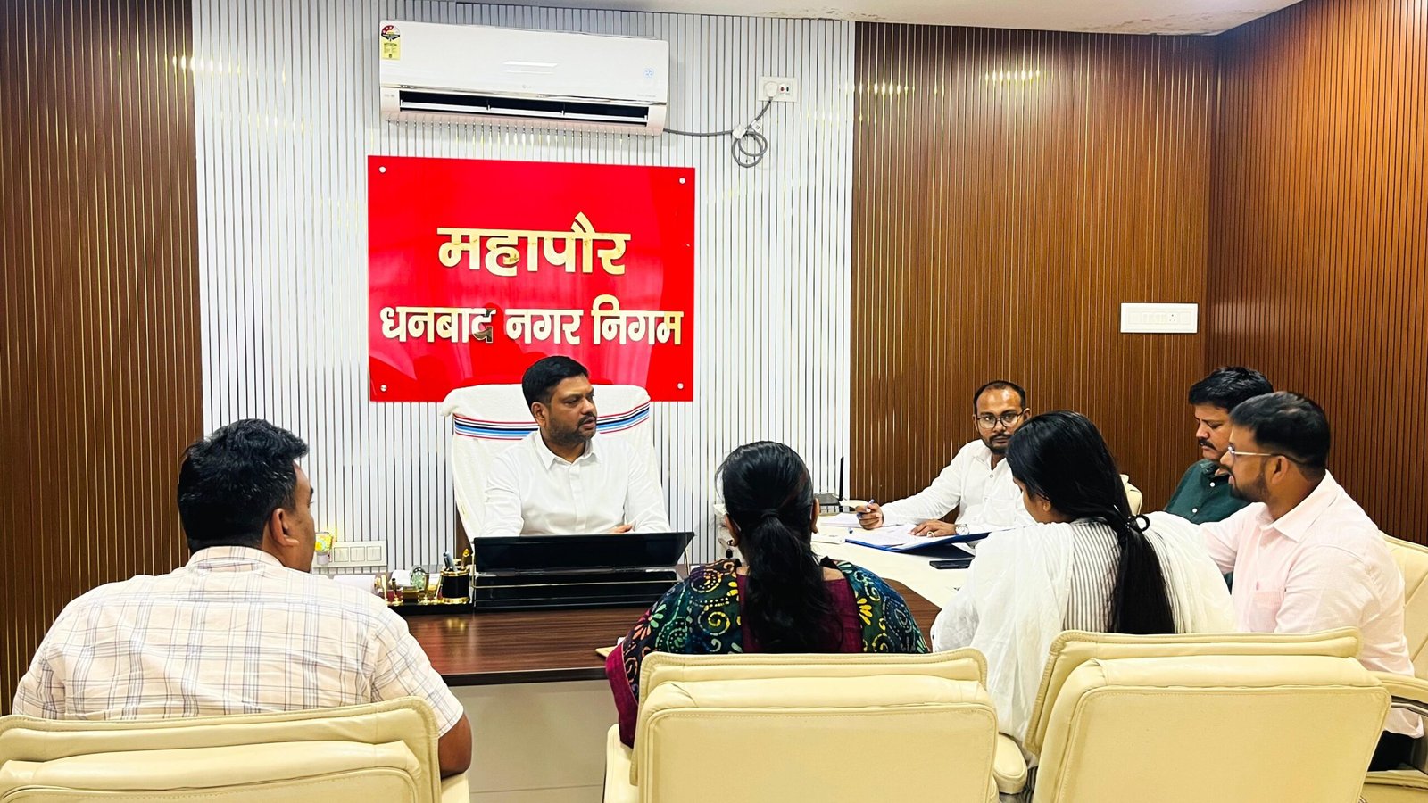 Dhanbad News: छठ घाटों के रास्तों के गड्ढे भरें, रोशनी और सफाई दुरुस्त करें: मेयर संजीव सिंह