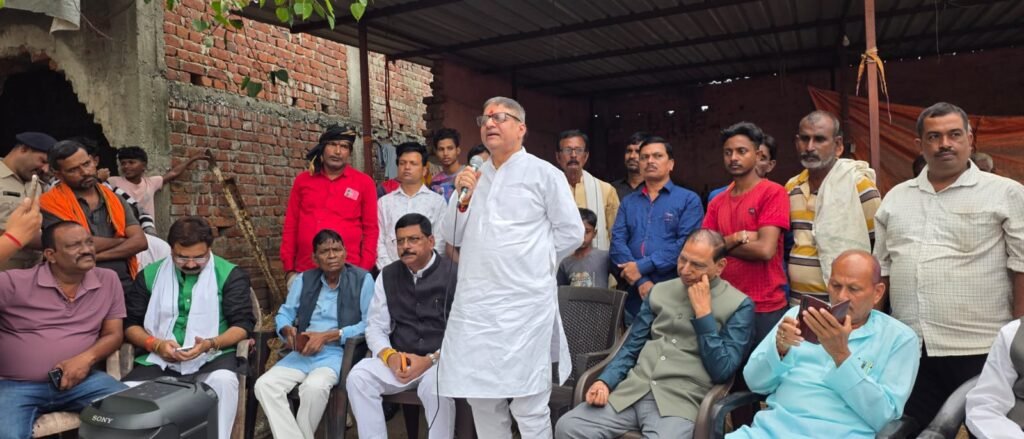 बारामुड़ी खटाल पहुंचे कांग्रेस के दर्जनों नेता, अजय कुमार दुबे बोले—गरीबों का आशियाना नहीं उजड़ने देंगे