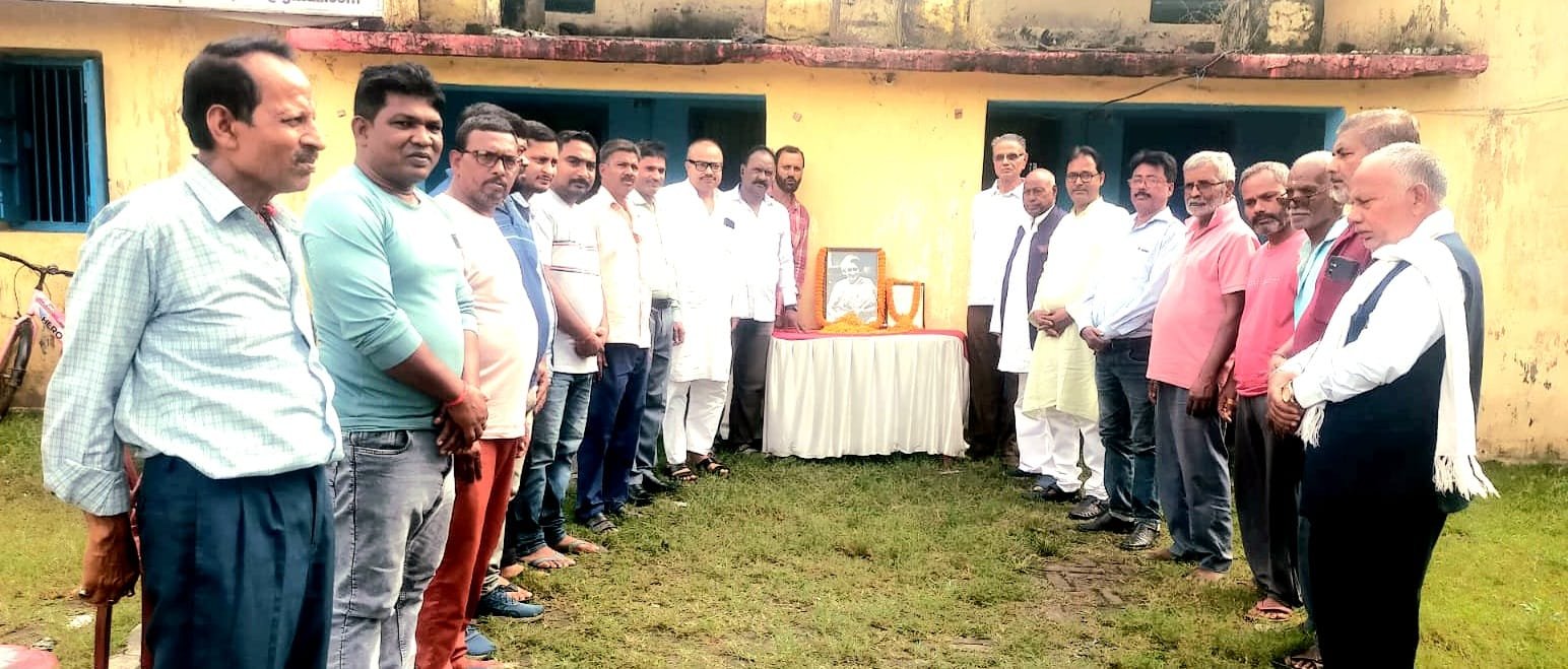 सिंदरी कांग्रेस कार्यालय में इंदिरा गांधी की पुण्यतिथि और सरदार पटेल की जयंती मनाई गई