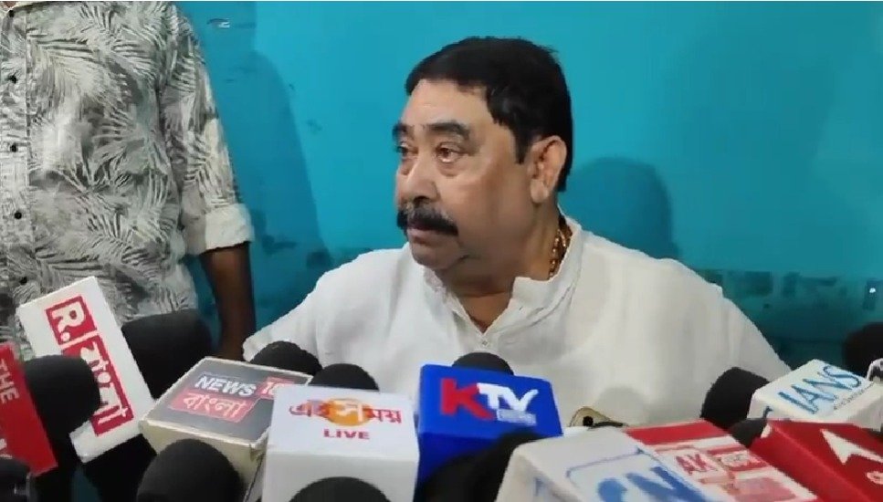 बीरभूम में अनुब्रत मंडल के कार्यालय में तोड़फोड़, घर में रोककर युवकों ने दी धमकी