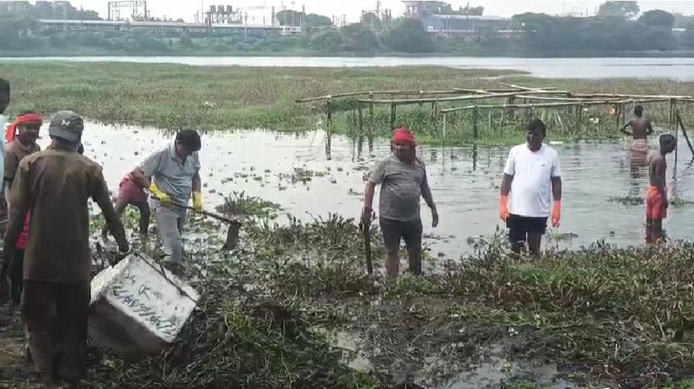 धनबाद के पम्पू तालाब में सेवा संकल्प अभियान, विधायक राज सिन्हा के नेतृत्व में हुई सफाई