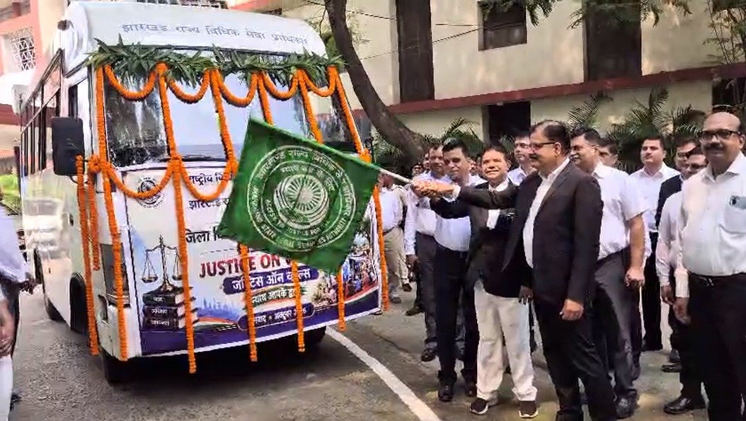 धनबाद सिविल कोर्ट से चलंत लोक अदालत रवाना, एक महीने तक गांव-गांव में देगी कानूनी जागरूकता