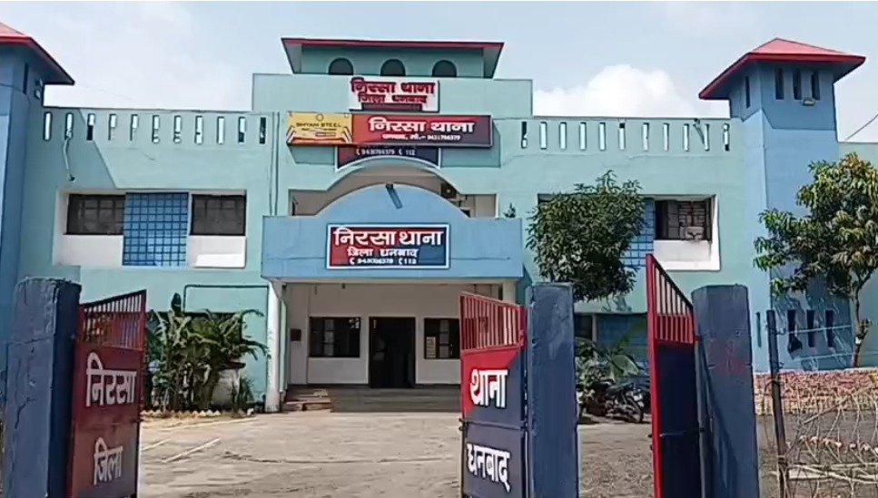 निरसा के पिठाकियारी में साइबर ठगी पर पुलिस का बड़ा एक्शन, एक दर्जन से अधिक संदिग्ध गिरफ्तार