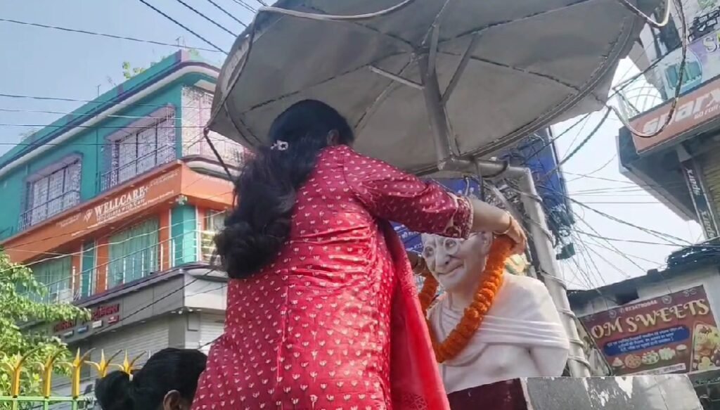 पाकुड़ में गांधी जयंती पर श्रद्धांजलि, डीसी मेघा भारद्वाज ने अहिंसा और स्वच्छता का संदेश दिया