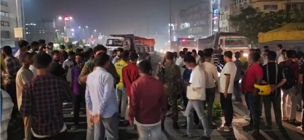 धनबाद के 8-लेन मार्ग पर हाईवा ने युवक को कुचला, मौके पर मौत; चालक फरार, सड़क जाम कर भड़के लोग