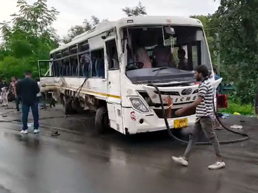 सरायकेला में NH-33 पर बड़ा हादसा, झाबरी गांव के पास पलटी शिवम बस; कई यात्री घायल