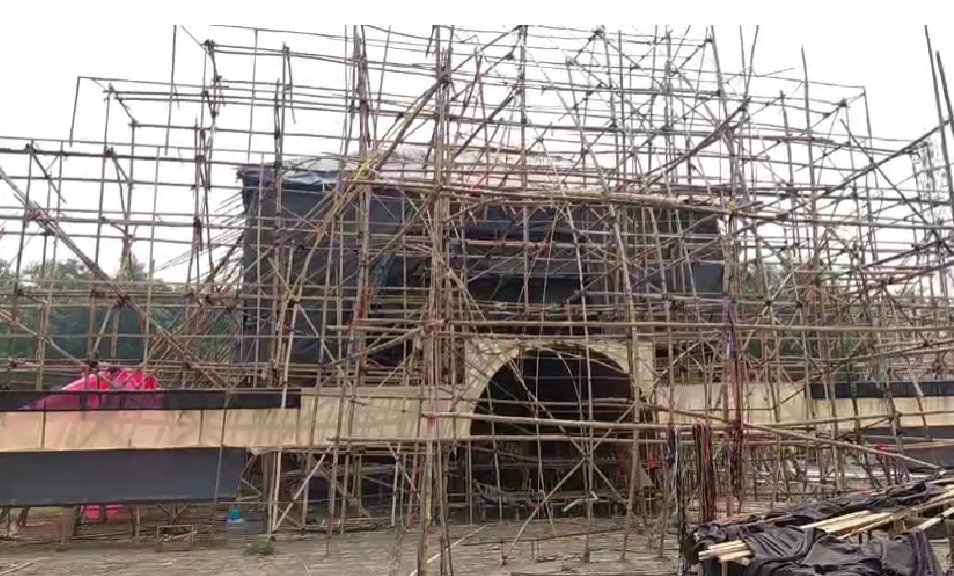 धनबाद में आकार ले रहा अंडमान-निकोबार का ‘आदिवासी शीश महल’, 32 लाख में बन रहा इको-फ्रेंडली पंडाल