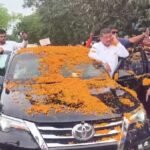 मालदा में शुभेंदु अधिकारी का फूल बरसाकर स्वागत, भूतनी के बाढ़ प्रभावितों से करेंगे मुलाकात