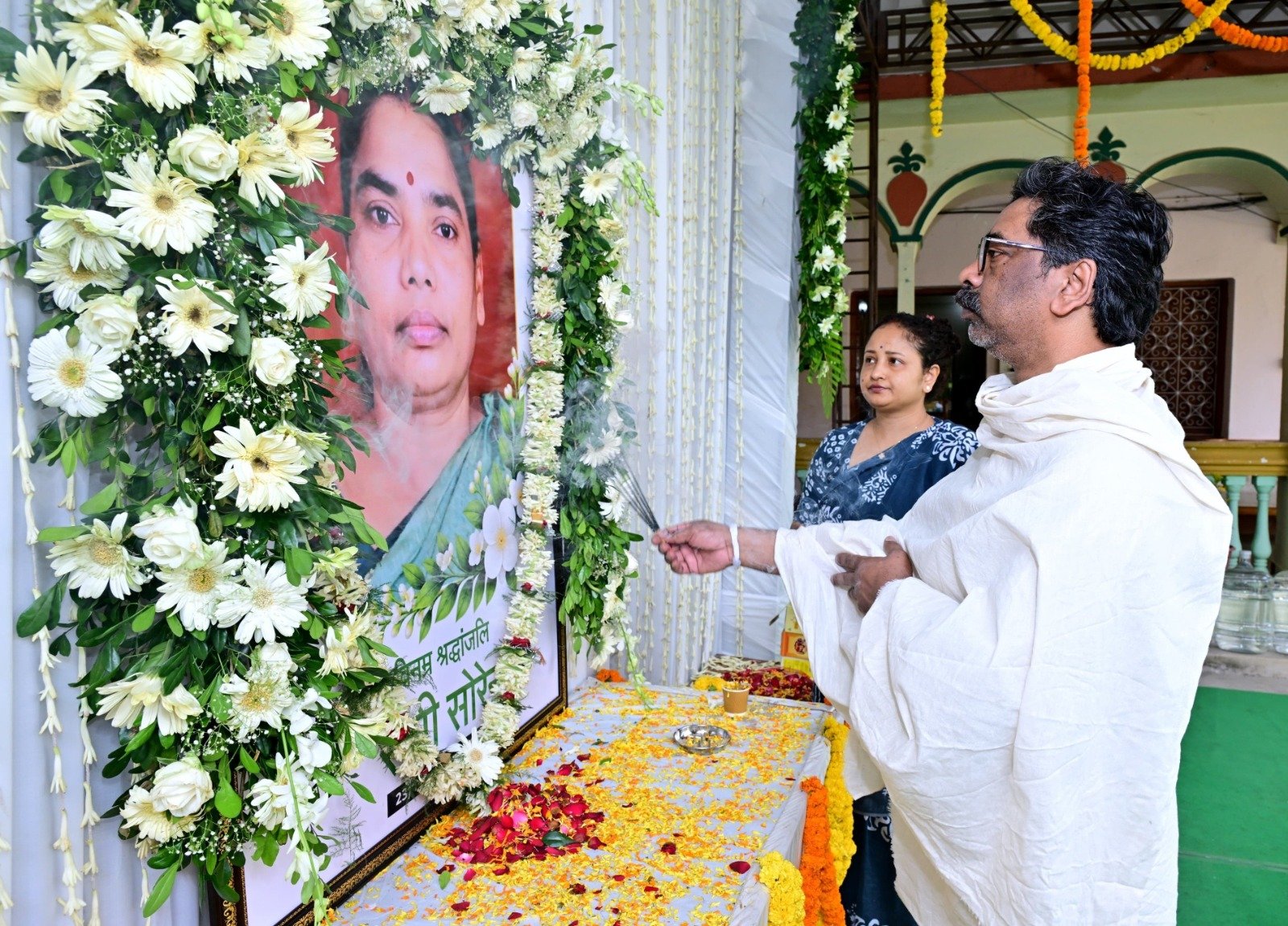Hemant Soren News: मां रूपी सोरेन की याद में हेमंत सोरेन ने निभाई पारंपरिक रस्म, नेमरा में परिवार रहा मौजूद