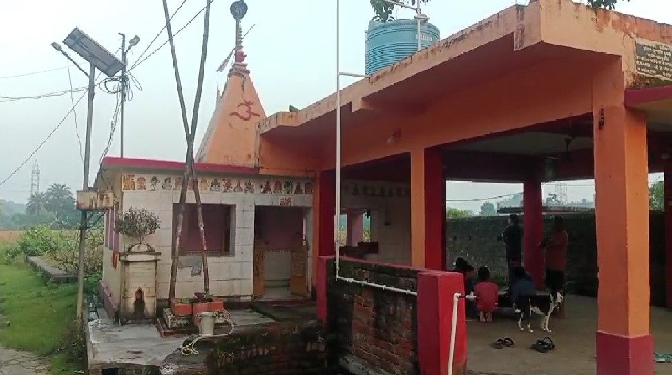 Nirsa News: कुमारधुबी के शिव मंदिर से पीतल के नाग बाबा की चोरी, ग्रामीणों में भारी आक्रोश