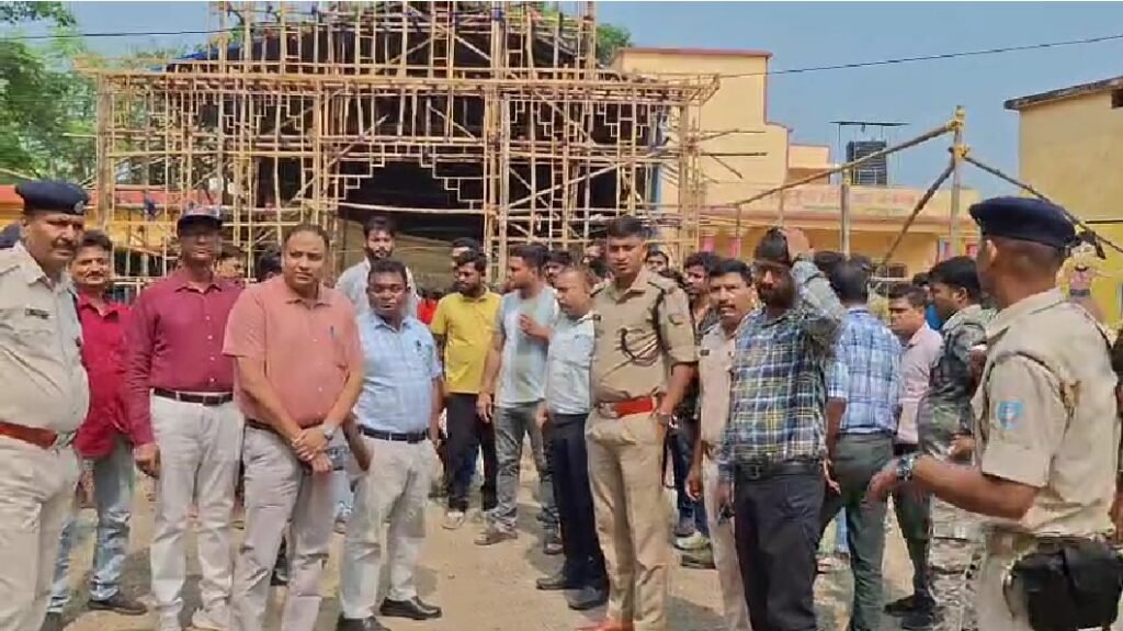 पाकुड़ में दुर्गापूजा की तैयारी तेज, एसडीओ साइमन मरांडी ने पूजा समितियों को दिए निर्देश