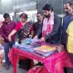 Dhanbad News: दुर्गापूजा से पहले जरूरतमंदों को मिले नए कपड़े, बरमसिया में बांटी गई साड़ी-लुंगी