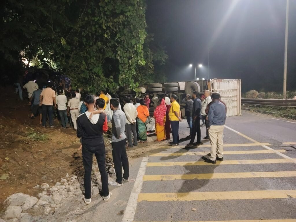 Ramgarh News: चुट्टूपालू घाटी में भीषण हादसा, कंटेनर के नीचे दबी कार; महिला समेत 2 की मौत