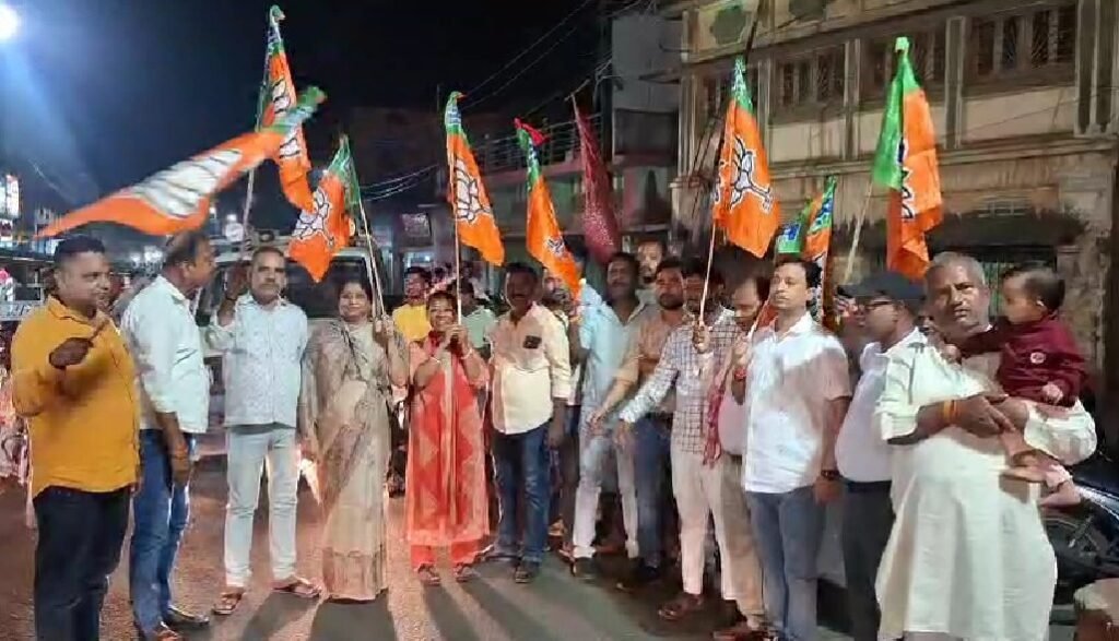 Pakur News: बृजमोहन राम को राज्यपाल बनाए जाने पर पाकुड़ BJP में जश्न, कार्यकर्ताओं ने बांटी मिठाई