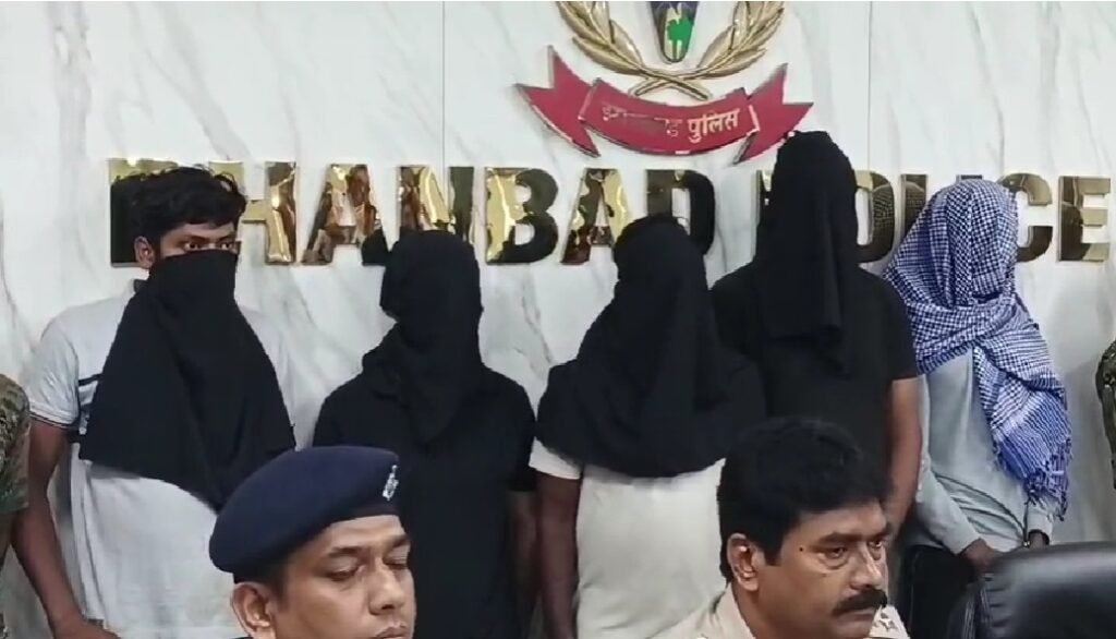 Dhanbad Cyber Crime: टुंडी में साइबर ठगी के आरोप में 5 गिरफ्तार, 4 आईफोन समेत 20 मोबाइल बरामद