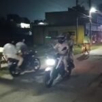 Jamtara Durga Puja Security: लाल-नीली बत्तियों और सायरन के बीच पुलिस का फ्लैग मार्च, पंडालों से बाजारों तक CCTV से निगरानी