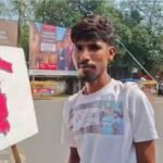 Dhanbad News: बंगाल की भगदड़ का दर्द कैनवास पर, मां दुर्गा के उदास चेहरे से कलाकार ने दिया संवेदना का संदेश