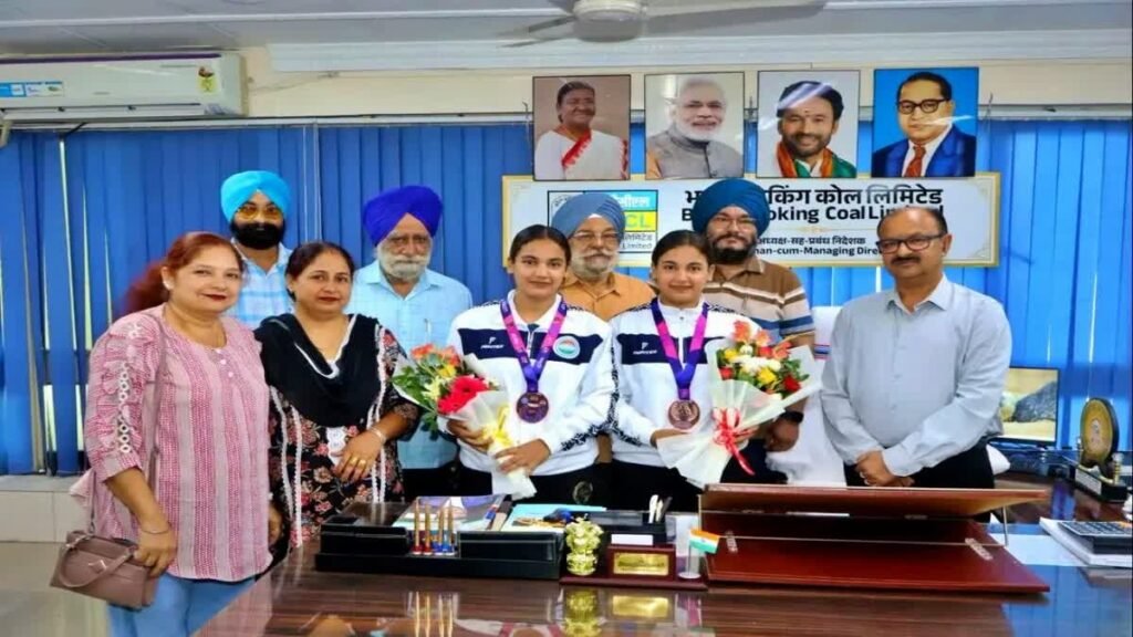 Dhanbad News: जुड़वा बहनों मनदीप और राजदीप कौर ने WAKO वर्ल्ड कप में जीते कांस्य पदक, BCCL ने किया सम्मानित